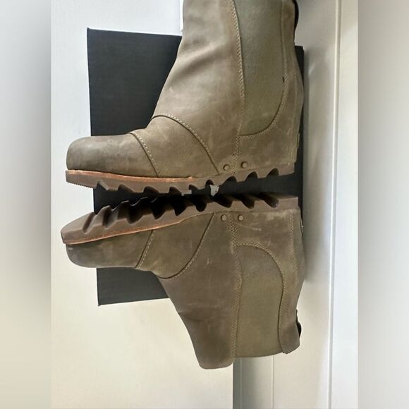 Sorel OG Lea Wedge Boots in Peatmoss Green - Picture 14 of 14